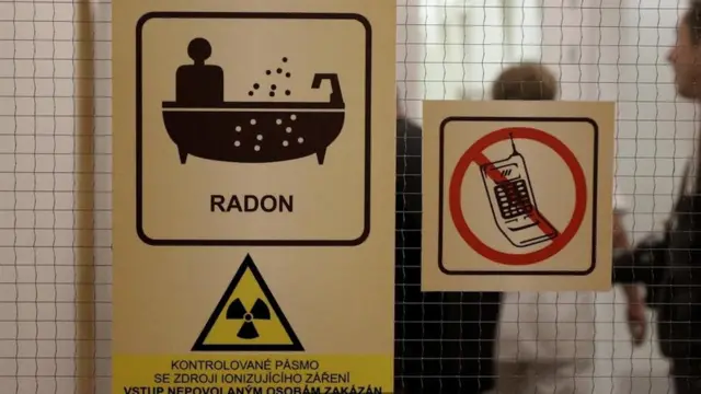 أحد الملصقات التحذيرية على أبواب المناطق التي يُعالج فيها المرضى بالمياه المشبعة بالرادون المشع