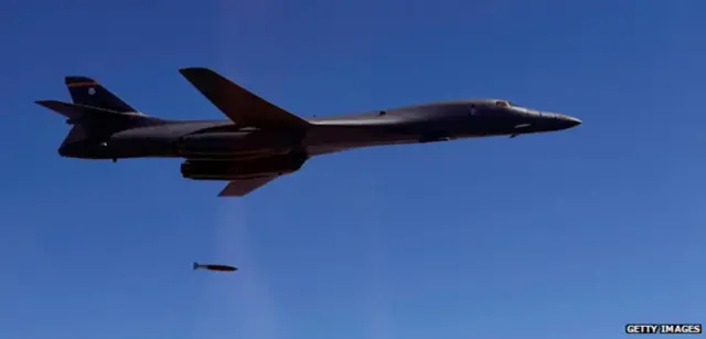 Indege za Amerika zitera ibibombe ruhonyanganda zikora imyimenyerezo mu kirere c'izinga rya Korea