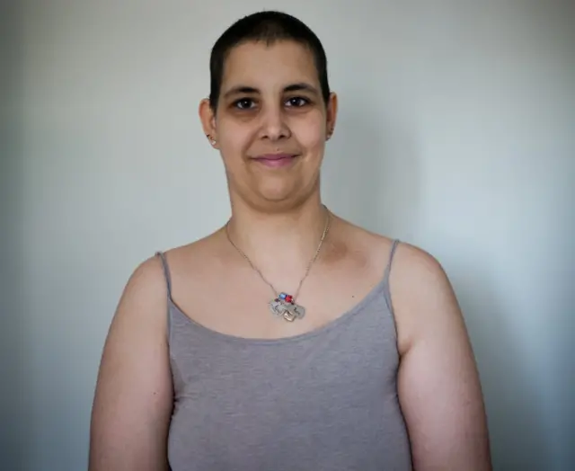 "Pensé que mi esposo podría dejarme porque yo no me sentía como una mujer completa", comenta Karrie Ann.