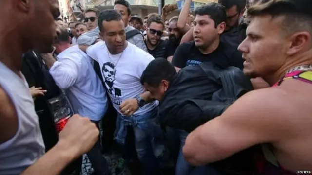 भीड़ ने बोलसोनारो पर हमला करने वाले व्यक्ति को पकड़ लिया