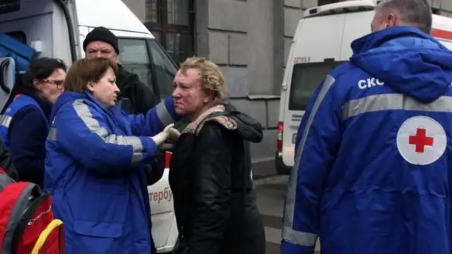 பாதிக்கப்பட்டவர்கள் புகைச்சூழப்பட்ட ரயில் நிலையத்திலிருந்து சிரமத்துடன் வெளியே வந்தனர்