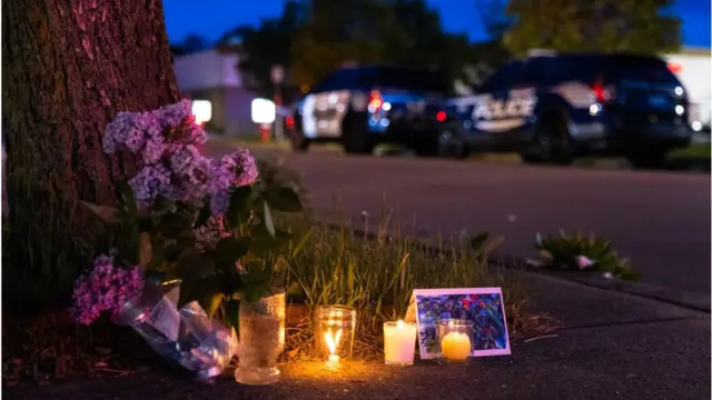 သေဆုံးသူတွေထဲမှာ သေနတ်သမားကို ဟန့်တားဖို့ကြိုးစားတဲ့စူပါမားကတ်လုံခြုံရေးတစ်ဦးလည်း ပါဝင်ပါတယ်။