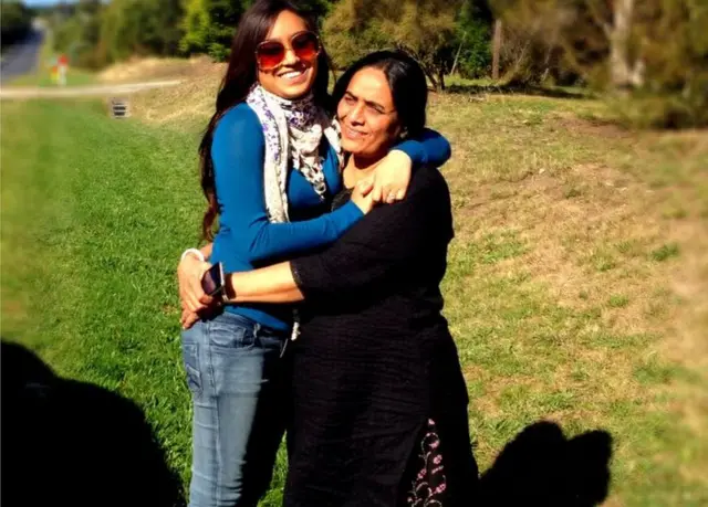 પુત્રી ઇશાની દવે સાથે ભારતીબહેન