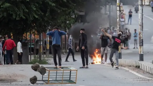 कश्मीर में युवाओं की पत्थरबाज़ी