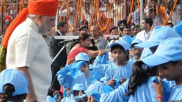 குழந்தைகளுடன் மோதி