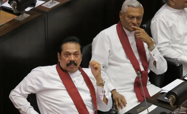 මහින්ද රාජපක්ෂ (වමේ) සහ චමල් රාජපක්ෂ