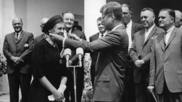 Frances Kelsey condecorada por JFK