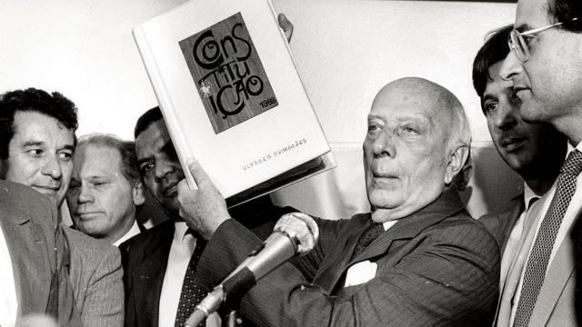 Ulysses Guimarães com a Constituição de 1988