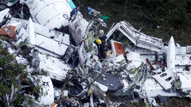 Destroços da aeronave que caiu na Colômbia, matando 71 pessoas