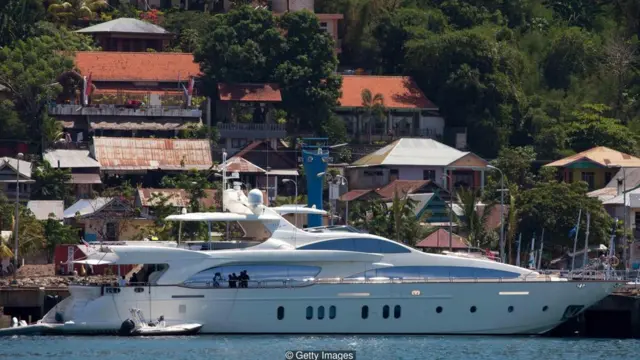 Meskipun bukan merupakan "jumlah uang yang konyol", dengan £100 juta Anda mungkin mampu membeli satu unit superyacht.