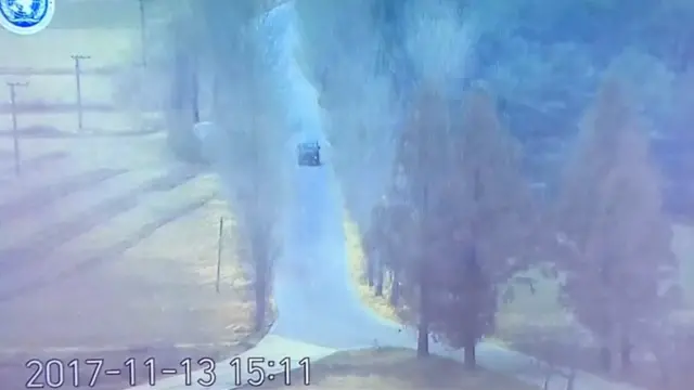 북한군 병사가 군용차량을 타고 JSA에 접근하는 모습