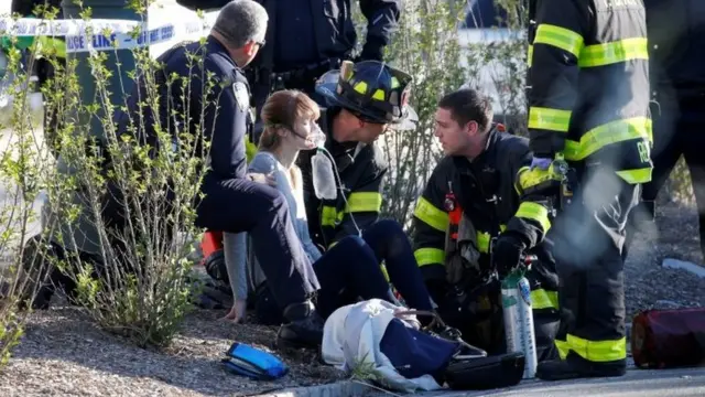 Una mujer recibe atención médica