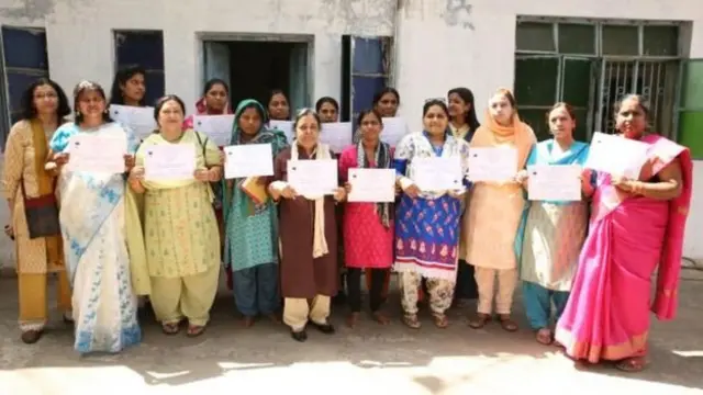 நடைமுறைத் தேர்வில் தேர்ச்சியடைந்த பெண்கள்