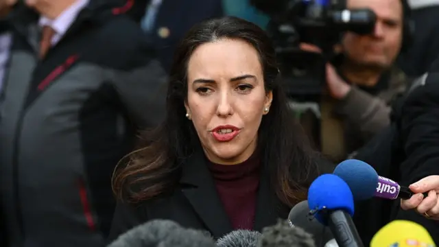 Stella Moris habla con la prensa sobre una solicitud de fianza para Assange