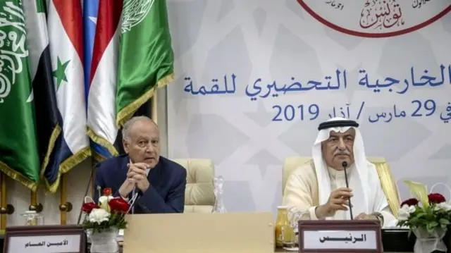 ابراهیم عساف (راست) در کنار احمد ابوالغیط (چپ) که دبیر کلی اتحادیه عرب را بر عهده دارد