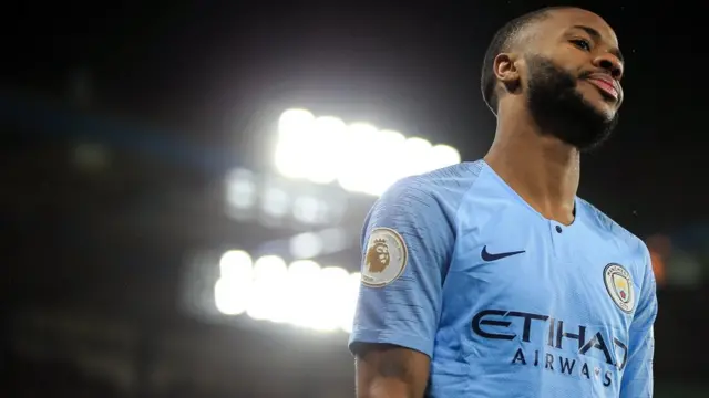 ظاهرا رحیم استرلینگ، بال منچسترسیتی در دیدار اخیر تیمش مقابل چلسی وقتی میخواست از کنار زمین توپ را پرتاب کند، با توهینهای نژادپرستانه هواداران حریف مواجه شد