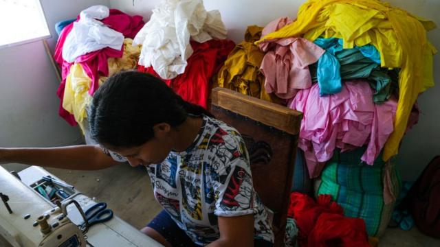 Trabalhador colombianocaça níquel que paga dinheiro real no pixuma empresa têxtil.