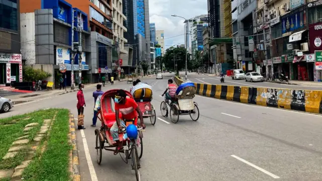 লকডাউনের প্রথম দিন রাস্তায় গাড়ি না থাকলেও রিকশার উপস্থিতি লক্ষ করা গেছে