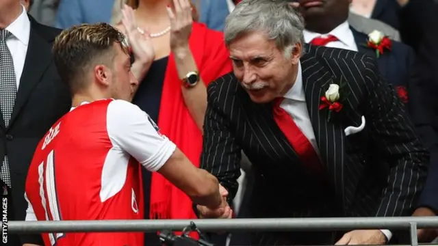 Mesut Özil ve Stan Kroenke