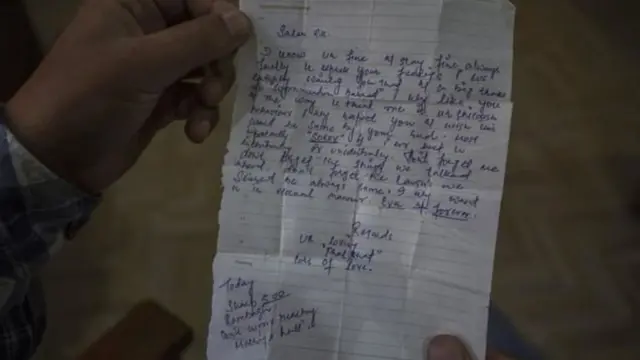 कश्मीरी लोग चिट्ठियां लिख रहे हैं.