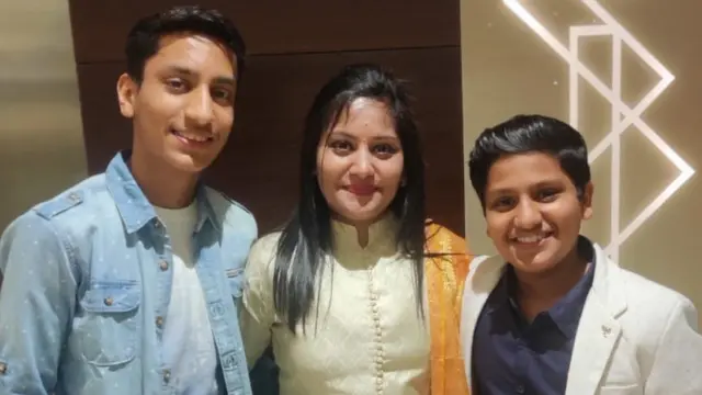 पारुल अपने बेटों के साथ