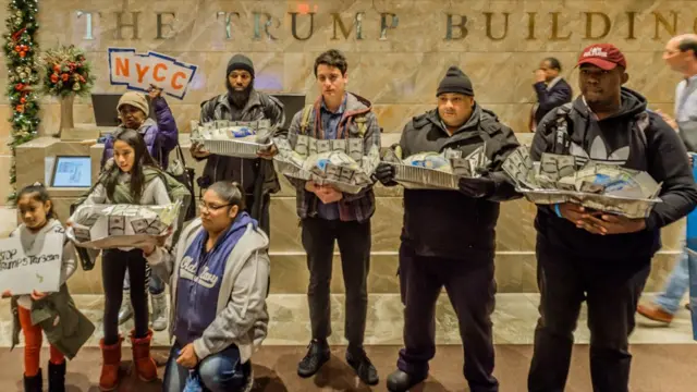 Hispanos manifestando en Torre Trump.