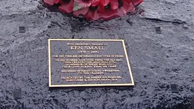 Мемориальная табличка с именем Кена Смолла