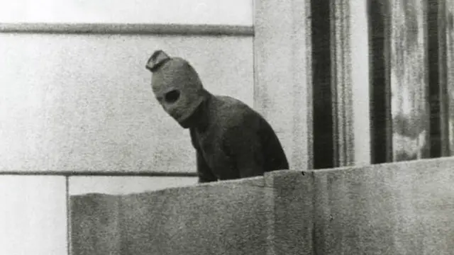 أحد المسلحين الذين احتجزوا الرهائن يرتدي قناعا