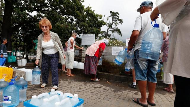 Moradores coletam água na Cidade do Cabo