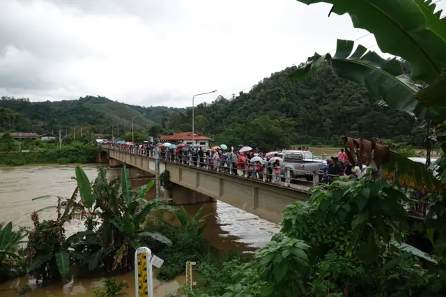 คนยืนบนสะพาน