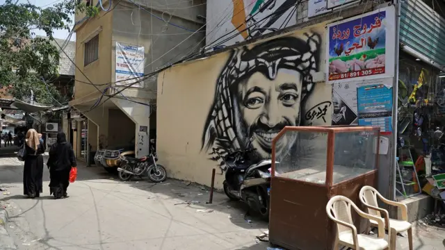 শরণার্থী শিবিরের দেয়ালে আঁকা ইয়াসির আরাফাতের ছবি।