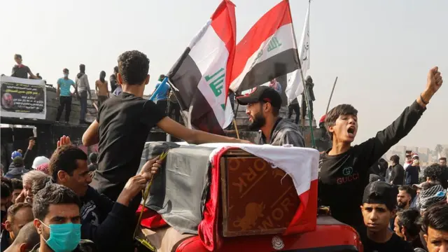تشييع جثمان متظاهر قتل الاحتجاجات وسط بغداد