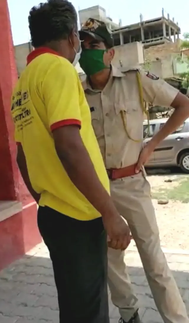हनुमान गोदारा के साथी पुलिसकर्मी राजू मीणा के साथ बहस करते मुकेश प्रजापत