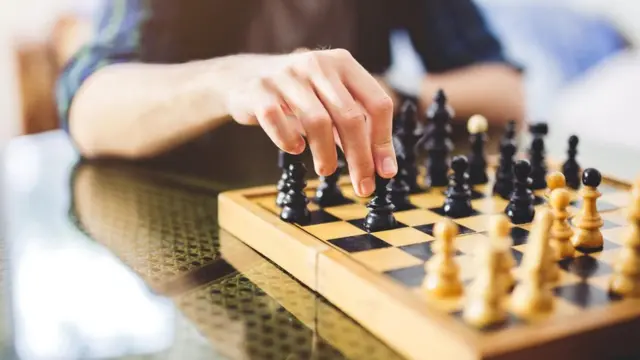 تخيل مدى الفوضى التي ستسود لعبة الشطرنج إذا لم تحكمها قواعد محددة بدقة