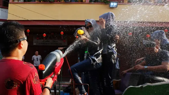 Tradisi Perang Air di Selatpanjang