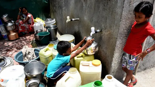 પાણી ભરતાં બાળકો