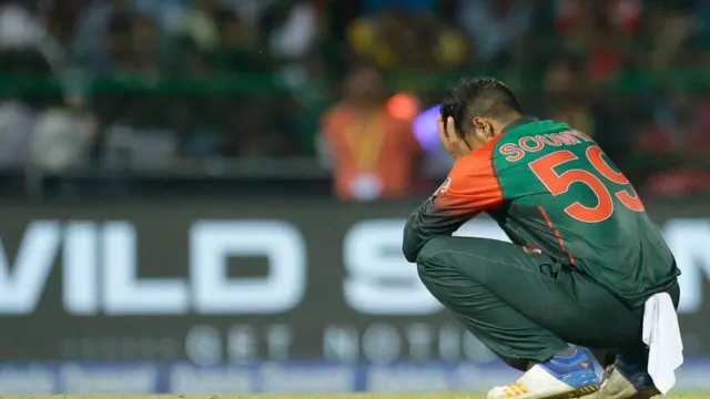 ত্রিদেশীয় টি-টোয়েন্টি ক্রিকেট টুর্নামেন্ট নিদাহাস ট্রফির ফাইনালের শেষ বলে ভারতের বিপক্ষে ছক্কা হজম করেন সৌম্য সরকারই।