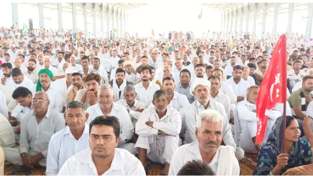 ਕਿਸਾਨ, ਮਜ਼ਦੂਰ, ਵਪਾਰੀ ਸੰਮੇਲਨ 'ਚ ਹਾਜ਼ਰ ਲੋਕ