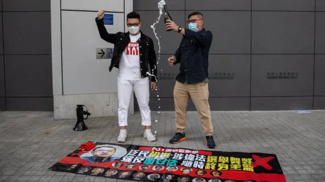 有建制派支持者庆祝民主派人士被捕。