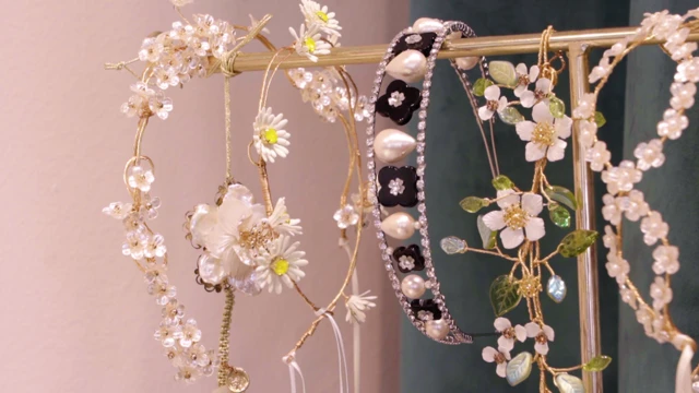 크리스탈과 진주 등 다양한 부자재를 접목시켜 만든 헤어장식이 나열 돼 있다