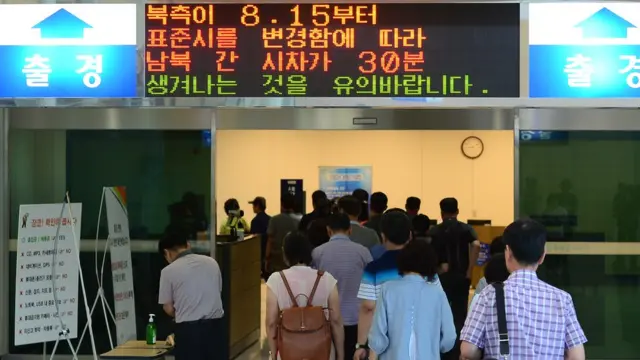 지난 2015년 경기 파주 남북출입사무소 전광판에 북한표준시 변경으로 인한 개성공단 입출경 시간 변경 안내가 표시되고 있다.