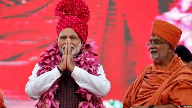 મોદી એક ધાર્મિક કાર્યક્રમમાં
