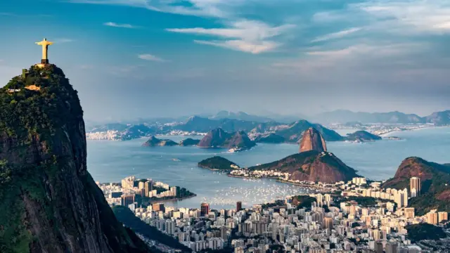 Vista aérea de Sao Paulo con el Corcovado y el mar de fondo