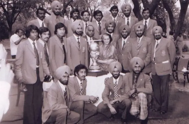 વર્ષ 1975નો હૉકી વર્લ્ડ કપ જીત્યા પછી તત્કાલિન વડા પ્રધાન ઇન્દિરા ગાંધી સાથે