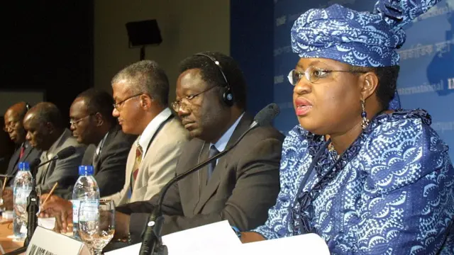 Ngozi Okonjo-Iweala au point de presse des ministres africains des finances en 2003