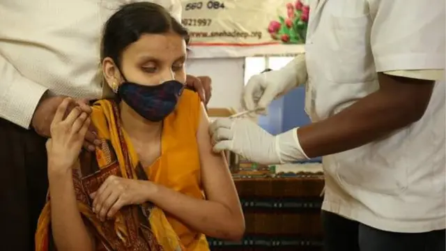 કોરોના રસી અપાઈ રહી છે