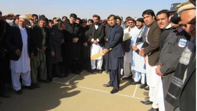 د کرکټ بورډ رییس (د کرکټ بېټ یې پورته کړی) خوست کې د لوبغالي پرانستلو پرمهال