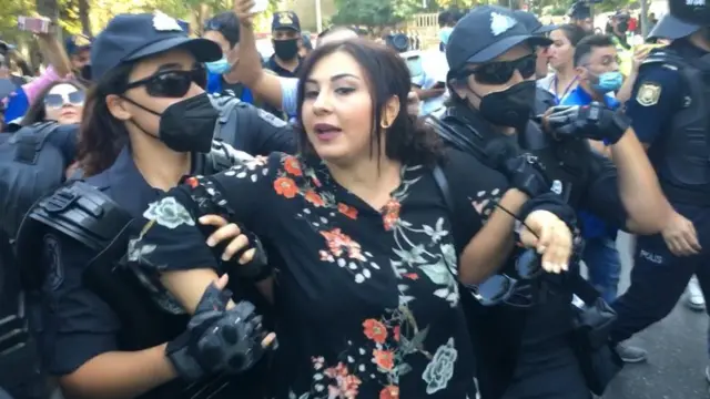 Etirazçı və polis