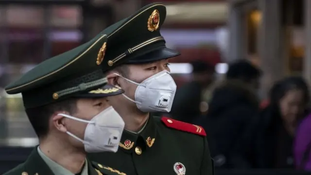 బీజింగ్లో మాస్కులు ధరించిన చైనా పోలీసులు