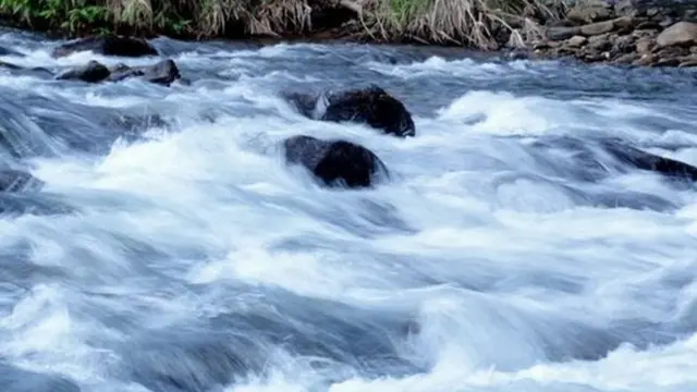 Rio com correnteza